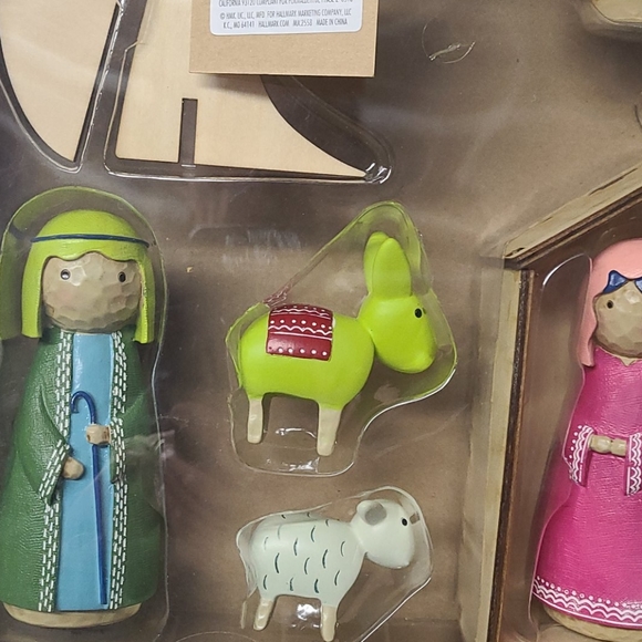 Hallmark wooden nativity set NWT - Picture 4 of 7